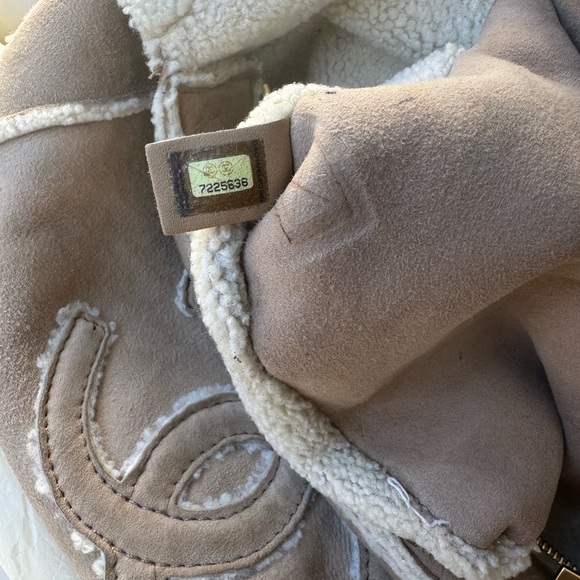 Shearling Chanel Bag - Picture 5 of 9
